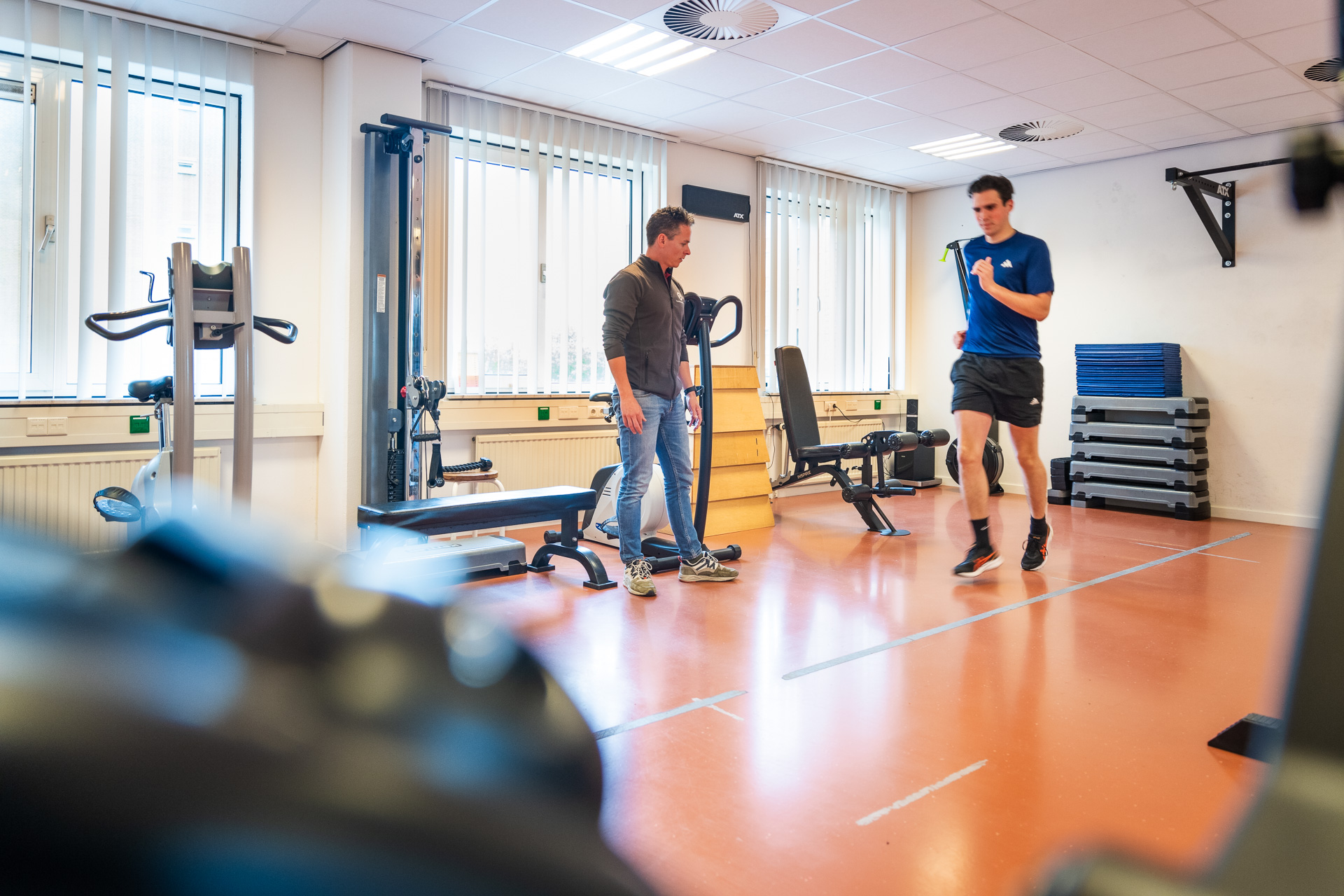 Patiënt die traint onder begeleiding van Bart Hendriks